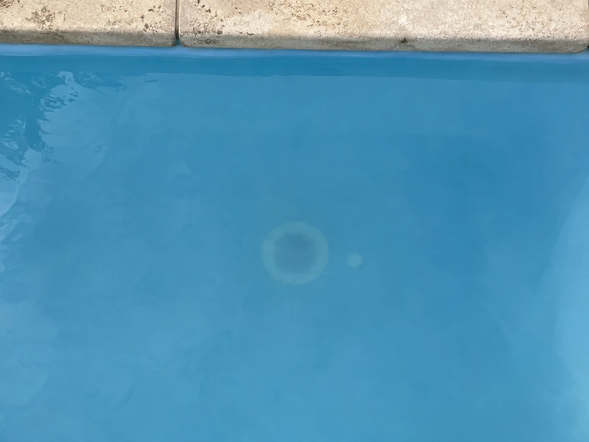 Eau voilée : on devine la bonde de fond sans la voir nettement : photo