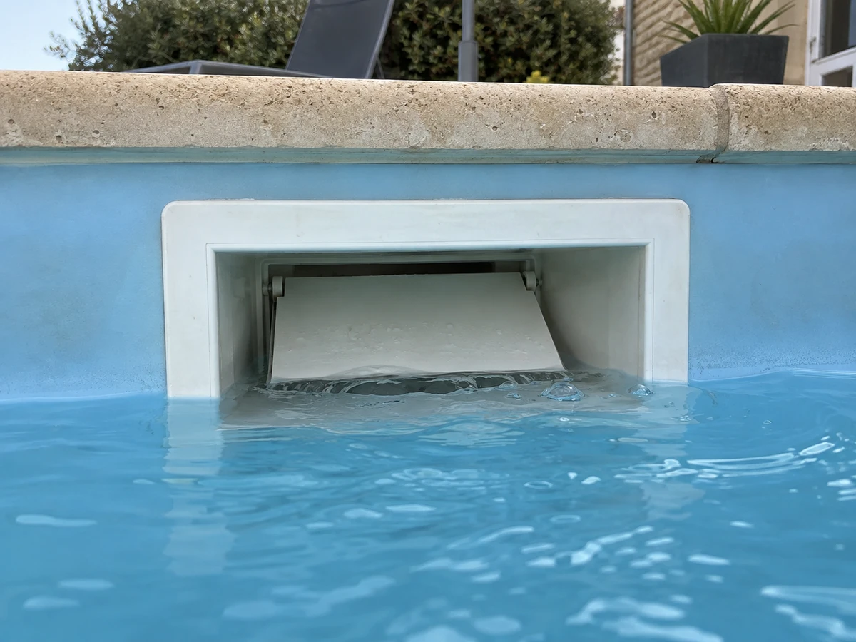 Eau au ras du volet du skimmer : photo