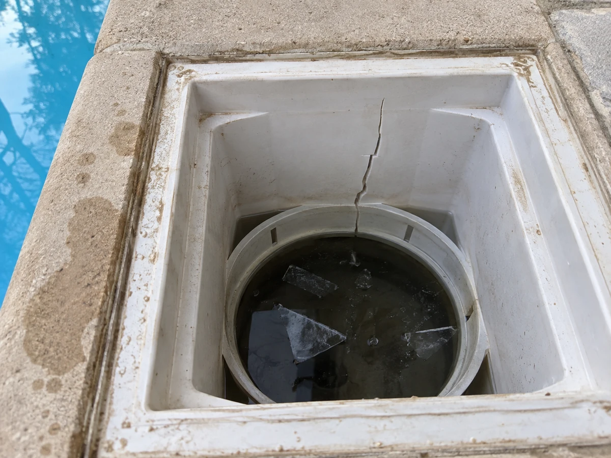Corps de skimmer fendu après l'hiver : photo