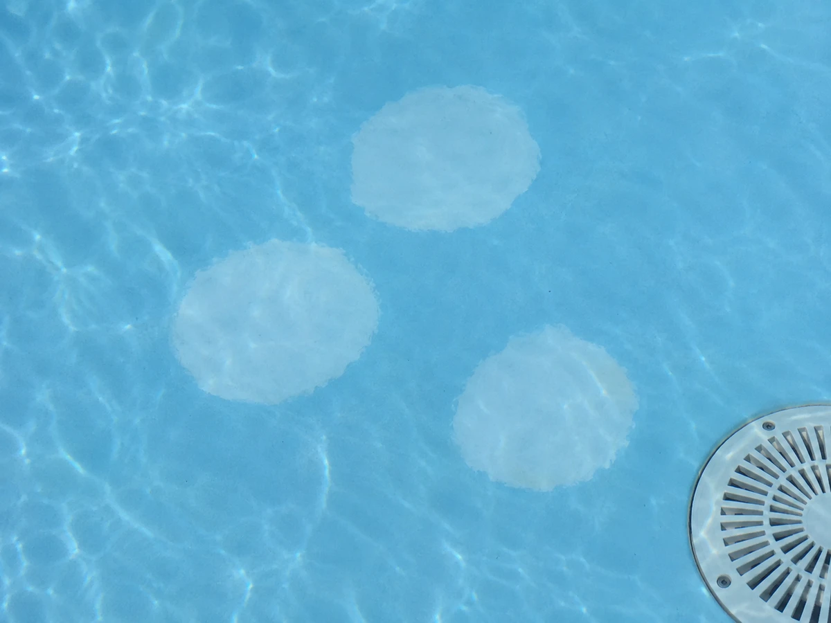 Taches claires et rondes sur le liner, en bas de pente : photo
